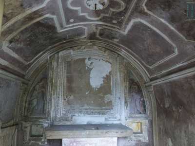 Sul lato destro del cortile ammiriamo invece una piccola cappella dedicata alla Madonna Addolorata, i cui interni sono completamente affrescati. La chiesetta � insomma la parte meglio conservata del complesso